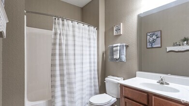 2BR,2BA,-1064SF, The Conquest - Fenwyck Manor Apartments