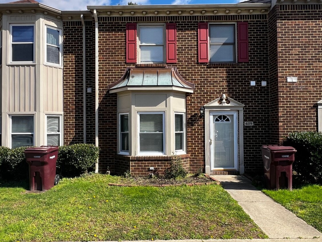 Primary Photo - Great Bridge Townhouse For Rent
