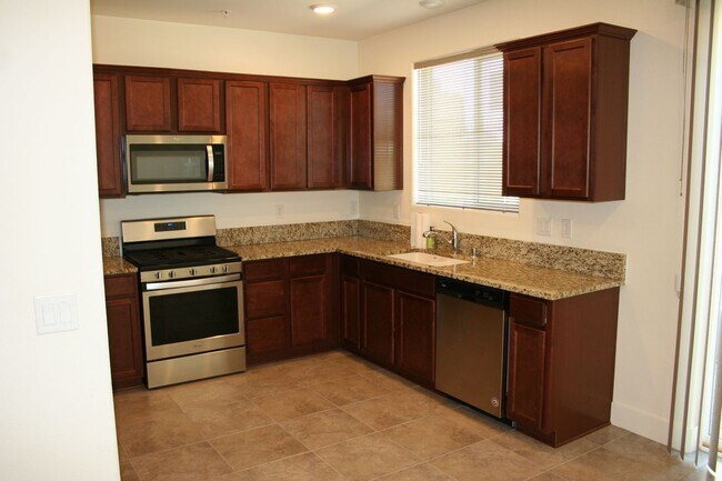 Building Photo - Near UNR/3 Bed Condo
