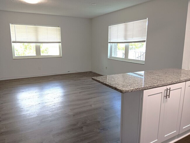 Foto del edificio - Renovated two-bedroom near 4th St N corridor