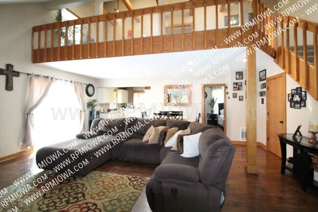 Building Photo - UNIQUE!!! 3 Bedroom, 2 Bath Home In Beaver...