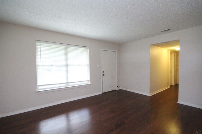 Building Photo - 917 Cranbrook Ave
