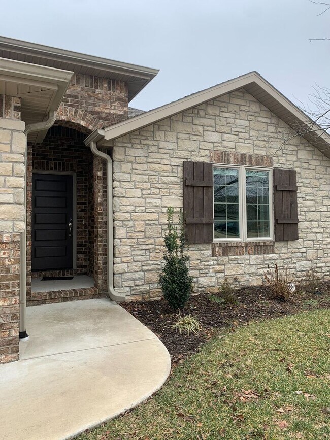 Foto del edificio - Beautiful Open Layout 3 Bedroom 2 Bath 3 Car Garage NIXA