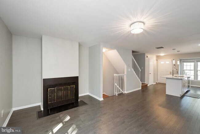 Building Photo - 8550 Springfield Oaks Dr