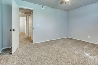 Building Photo - 1227 Lakecrest Dr