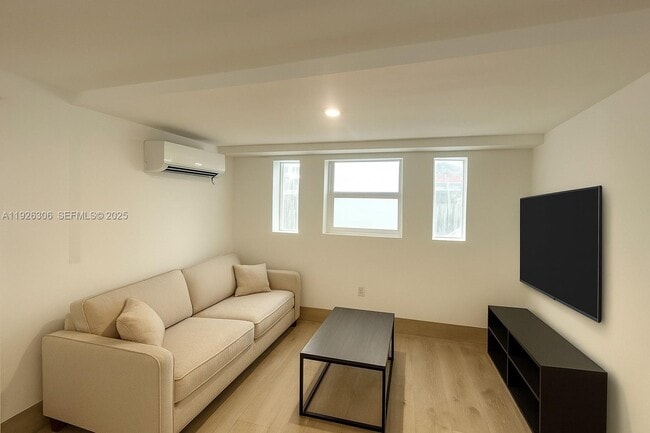 Foto del edificio - 817 Tyler St