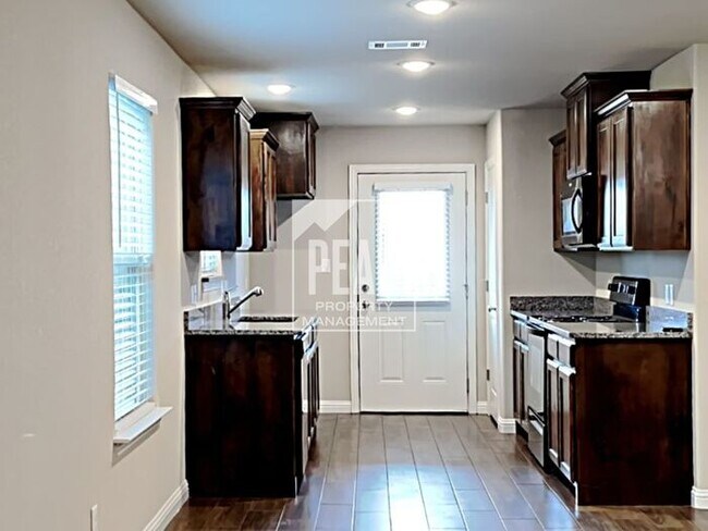 Building Photo - Beautiful Townhome for Rent in Granbury!