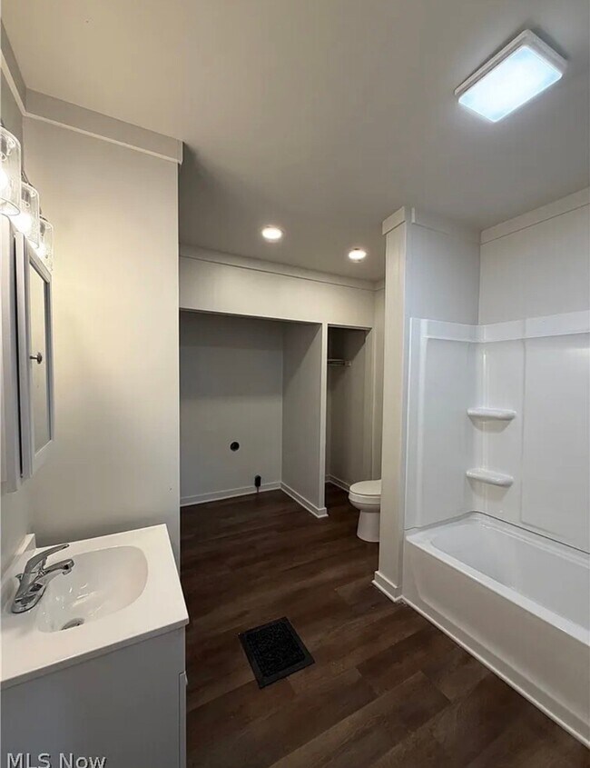 Foto del edificio - 731 Putnam Ave