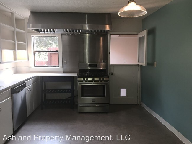 Building Photo - 2 br, 2 bath House - 882 B St