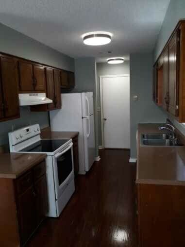 Foto del edificio - "Charming 3-Bed Home with Gleaming Hardwoo...