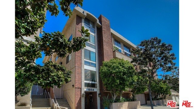 Foto principal - 1854 S Beverly Glen Blvd