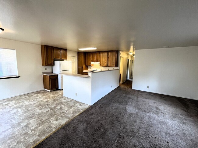 Building Photo - 2025 Thiel Ave