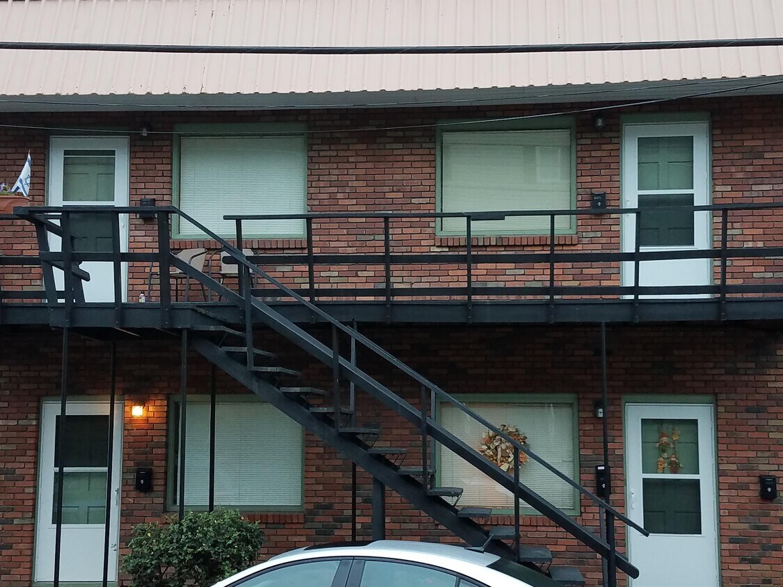 1111 Marshall St Unit 1111, McMechen, WV 26040 Room for Rent in