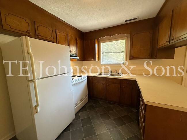 Building Photo - 1506 Oakshire-Water Included