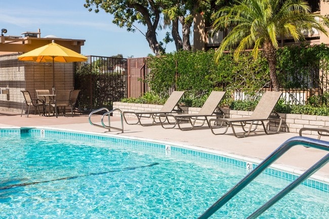 Pool Furniture - Huntington Continental