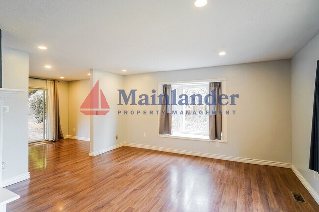 Foto del edificio - Great Split-Level Home Situated on a Large...