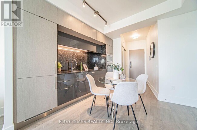 Building Photo - 10 York St