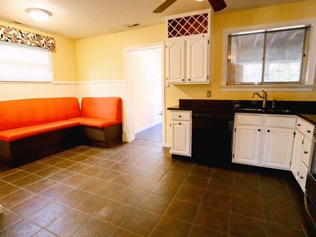 Building Photo - Move-In Ready 3 Bed/1 Bath Rancher | Spaci...
