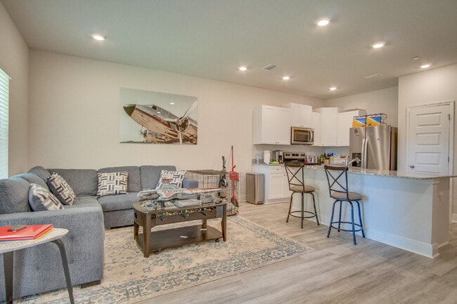 Building Photo - 3 Bed, 2.5 Bath Townhome – Prime Central L...