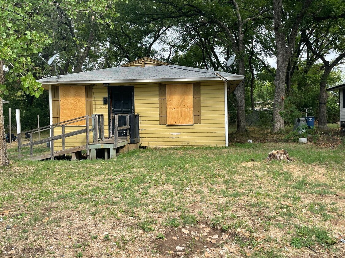 Foto del edificio - Newly Reduced Price! 2 Bedroom 1 Bathroom South Dallas