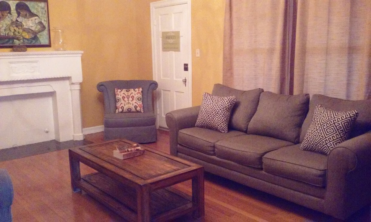 Fully furnished living room - 273 E Lullwood Ave