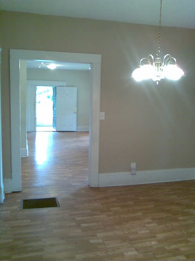 Foto del edificio - 947 White St SW