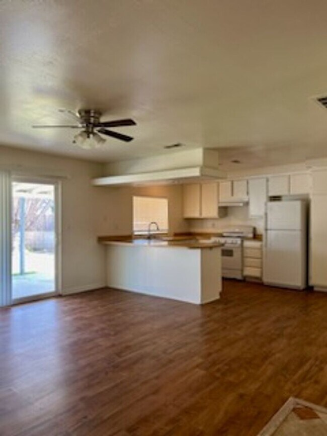 Foto del edificio - 3 Bedroom 2 Bathrooms House w/Pool- Availa...