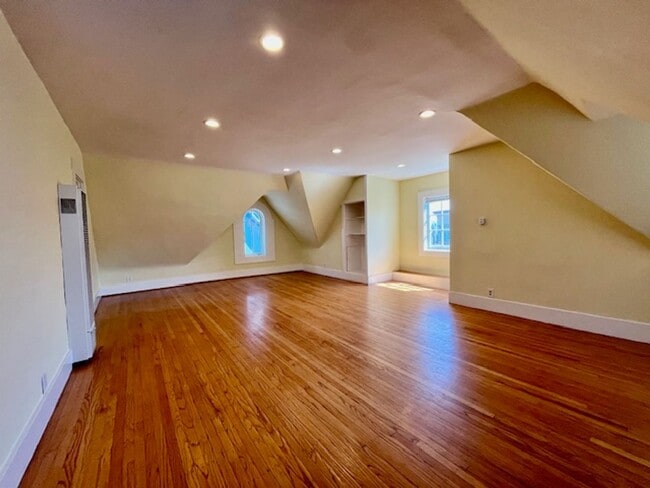 Building Photo - 4 Bedroom, 1 Bath with historic charm in N...