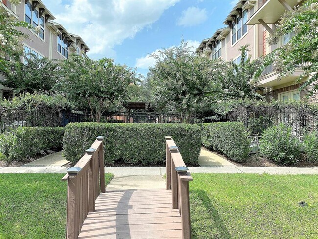 Foto del edificio - 1045 W 22nd St