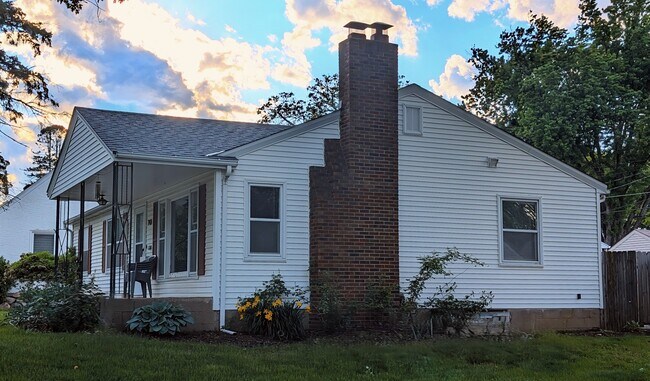 Building Photo - 743 Iowa Ave