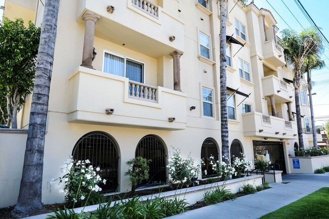 Building Photo - 2B/2B European Luxury in Studio City