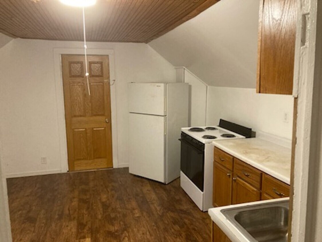Primary Photo - Cozy Upper Level 1 Bedroom Apartment Avail...