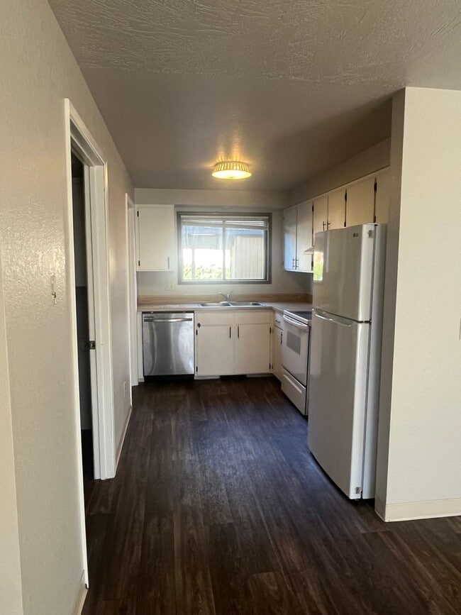 Building Photo - 2-Bedroom 1 1/2-bathroom Townhouse Style Apartment
