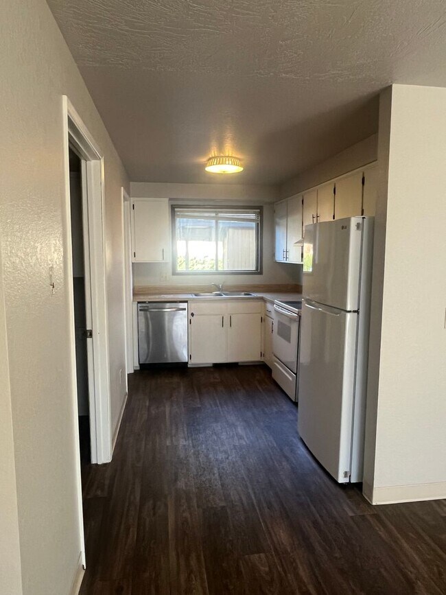 Foto del edificio - 2-Bedroom 1 1/2-bathroom Townhouse Style Apartment