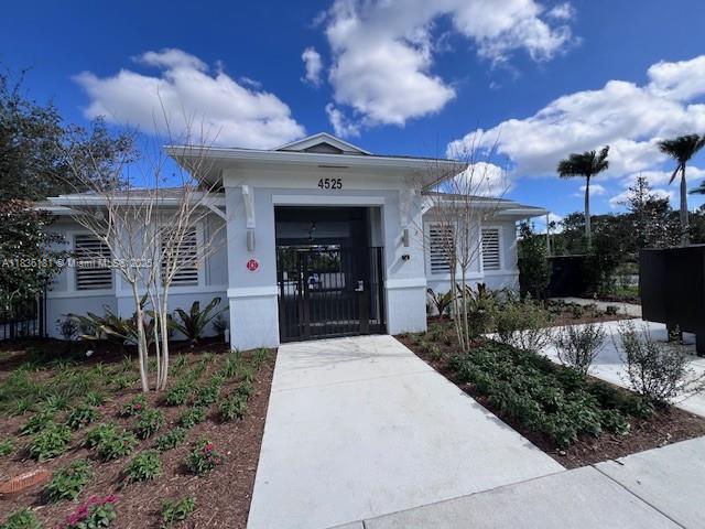 Foto del edificio - 4667 Hollister Ave