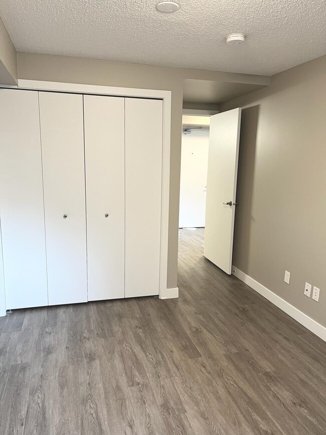 Building Photo - Hi-Level