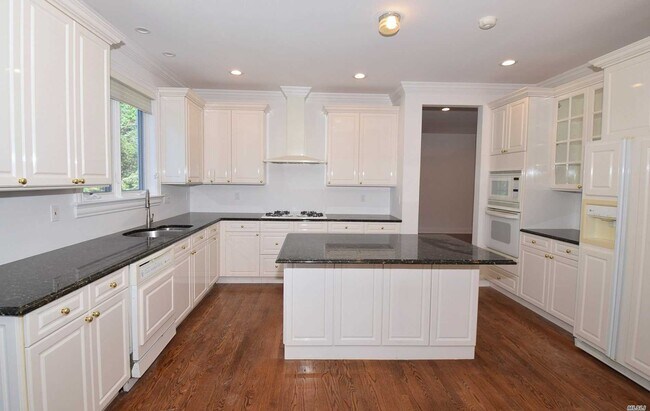 Building Photo - 16 Meadow Ln