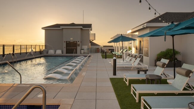 Building Photo - 7th & Oak