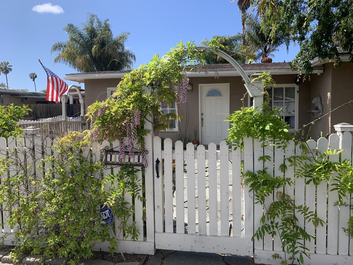 Primary Photo - 4644 Isleta Ave