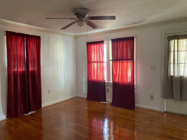 Foto del edificio - 827 Sagamore Ave