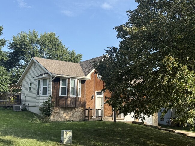 Foto del edificio - 8612 N Rhode Ave