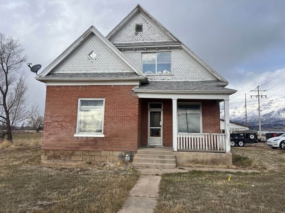 Primary Photo - Beautiful home with tall ceilings