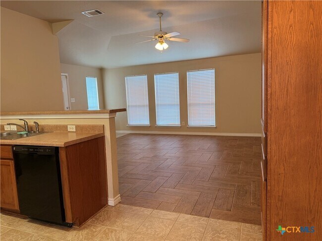Building Photo - 1229 Hilltop Dr