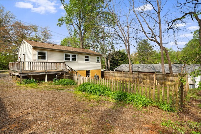 Foto del edificio - Sunny 2-Bedroom Home with Fenced-In Yard a...