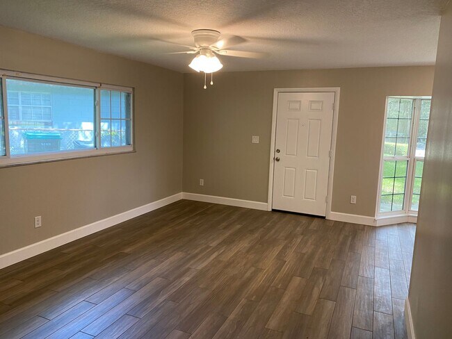 Foto del edificio - Newly Remodeled 2 Bedroom/2 Bathroom Duplex With 1 Car garage!!!!