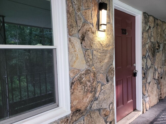 Building Photo - Great location near CDC, Emory, and the VA...