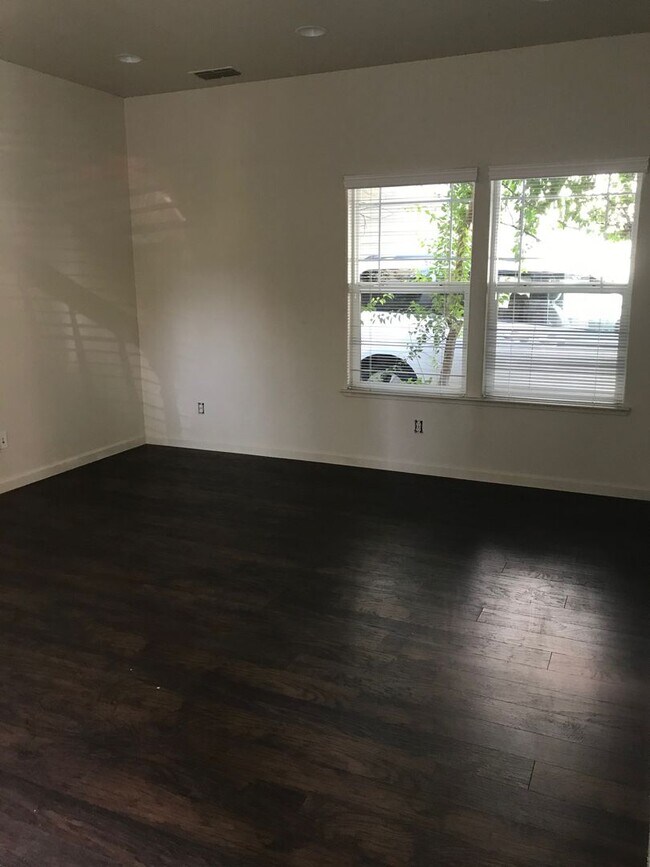 Foto del edificio - 3 Bedroom Home Close to Gym and Shopping-$1,000 OFF First Month's Rent