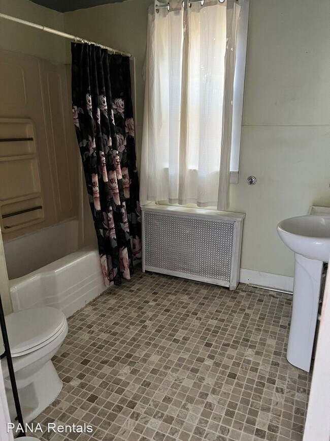 Building Photo - 4 br, 1 bath House - 915 Spruce Street