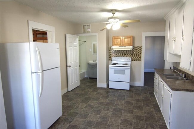 Building Photo - 166 6th Ave