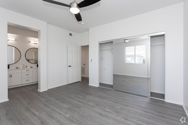 2 habitaciones, 2 baños, 1095 pies cuadrados, dormitorio principal - Placita Luxe